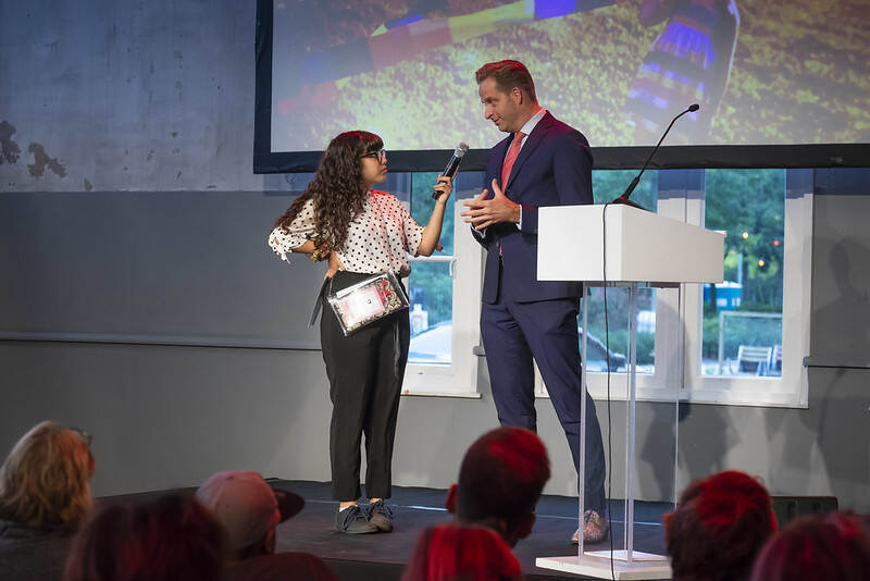 Kinderminister Mariam stelt vragen aan minister Hugo de Jonge tijdens de afsluiting van de Voor de Jeugd Dag 2019