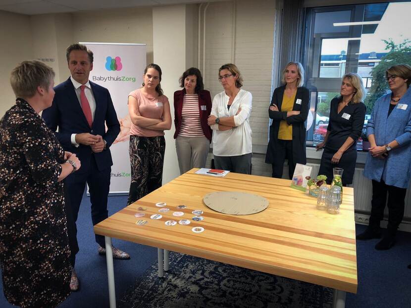 Minister Hugo de Jonge in gesprek bij BabythuisZorg in Groningen